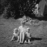 På gressbakken med tante Kari