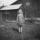 Smiler til fotograferende søster