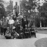 Foran statuen av Carsten Anker