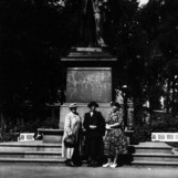 Foran Wergeland-statuen i Oslo