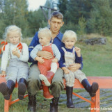 Stolt pappa med vakker trio