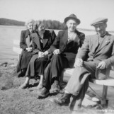 På en hvitmalt benk ved Rødenessjøen