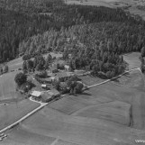 To gårder tett i tett på Brenne