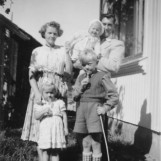 Småbarnsfamilie på Engebretstangen