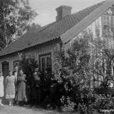 Foran bryggerhuset på Østre Bergerud