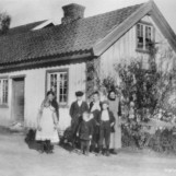 Foran bryggerhuset på Østre Bergerud