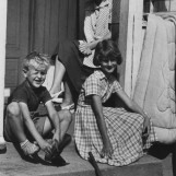 Koser seg i sommersola