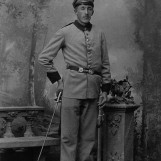 Julius Mellegaard som stram soldat