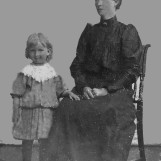 Grethe og pleiedatteren Kitty på Nordre Lunde