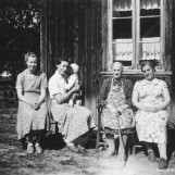 Tre generasjoner i solveggen