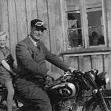 Bakpå motorsykkelen til onkel Georg