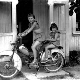På fjøskontrollørens moped