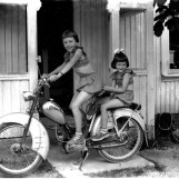 På fjøskontrollørens moped