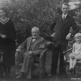 Familiebilde i hagen på Tangen
