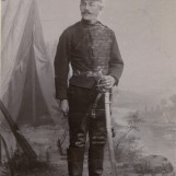 Med sabel og galant uniform