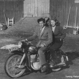 Søskenpar på motorsykkel