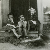 Fornøyd trio på trappesteinen