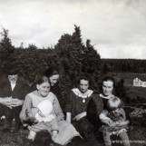 Tre generasjoner fotografert på Tomta