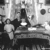 Flott familiebilde i vakkert hjem