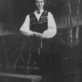 Olga Bergby i hallingdalsbunad
