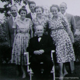 Barna omkranser sin jubilerende far