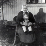 Julie Bødalen med oldebarn på fanget