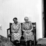 Margit og Anna i solveggen