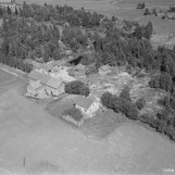 Fossenga med gårdsbebyggelse og verksted
