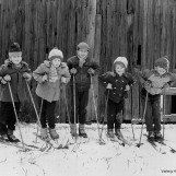 Glade unger på ski