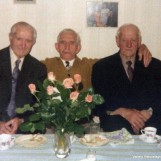 Tre brødrene Brenne i sofaen