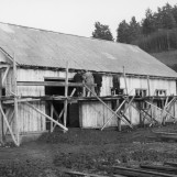Ytterpanel slås på verkstedet i 1953.