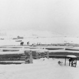Bygging av fagverkslenser på isen 1937.