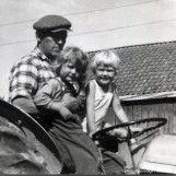 På traktoren med bestefar