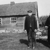 Binge-Berte og Binge-Hans foran Bingestua