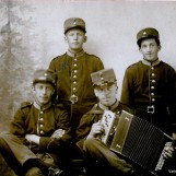 Musiserende soldater