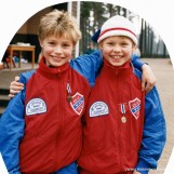 Fornøyde jenter med KM-medaljer