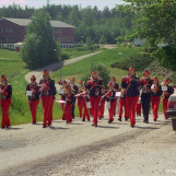 Skolekorpset marsjerer