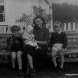 Elsa Bø med barn på Bøhaugen