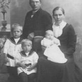 Elise og Oskar A Sælid med barn