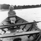 Ruth Bergerud i robåt på Glomma