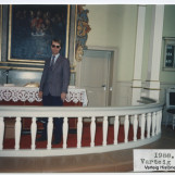 Magne Nilsen ved alteret i Varteig kirke