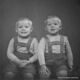 Vestgård-tvillingene hos fotografen