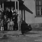 Familiemedlemmer på skoletrappa