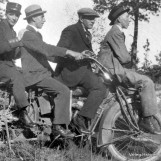 Fire mann på en motorsykkel